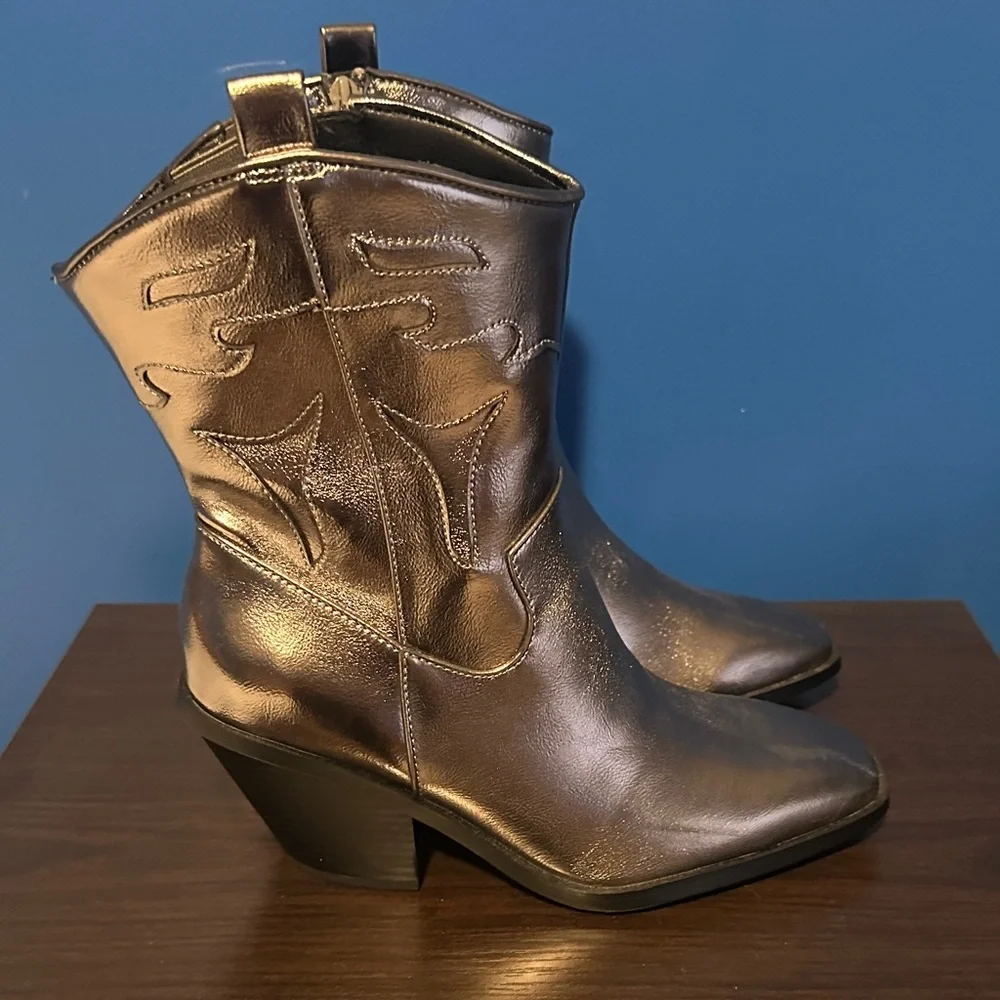 Metallic Silver Women's Ankle Boots - Stylish Western-Inspired Heels